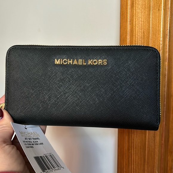 Michael Kors Wristlet - Picture 1 of 2
